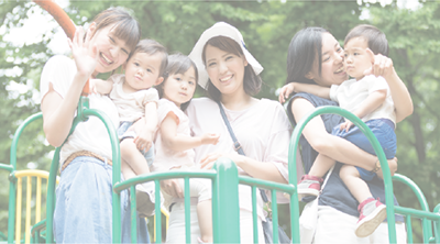 公園で遊ぶ子どもたち